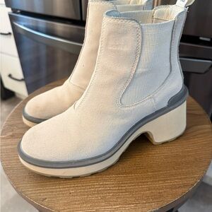 Sorel Cream Suede Chelsea Ankle Boots with Gray Sole Size 7